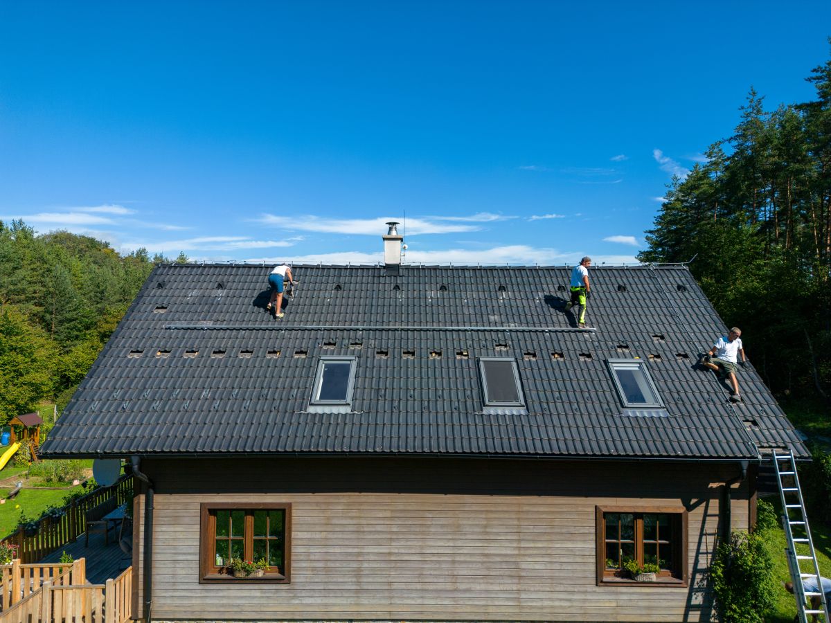 installing a new roof in Calgary home